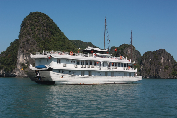 Halong Bay with Oriental Sails !